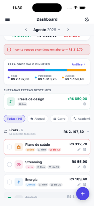 Lista de despesas separada em três seções: Fixas, Parceladas e Avulsas, cada uma com o subtotal do mês.